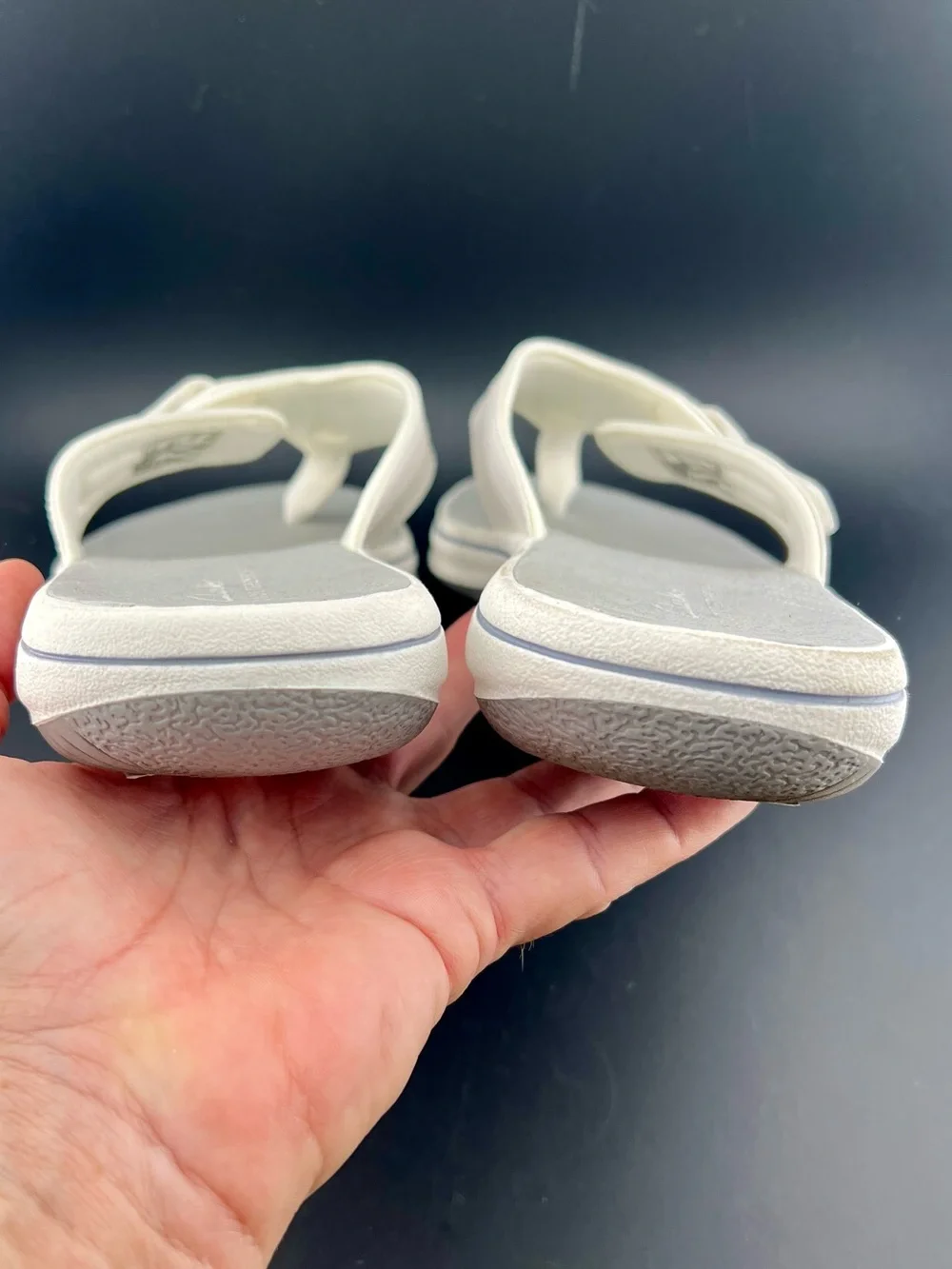 Clarks Cloudsteppers Cushion Soft Flip Flop Summer Sandals White / Gray Sz 8 EUC
